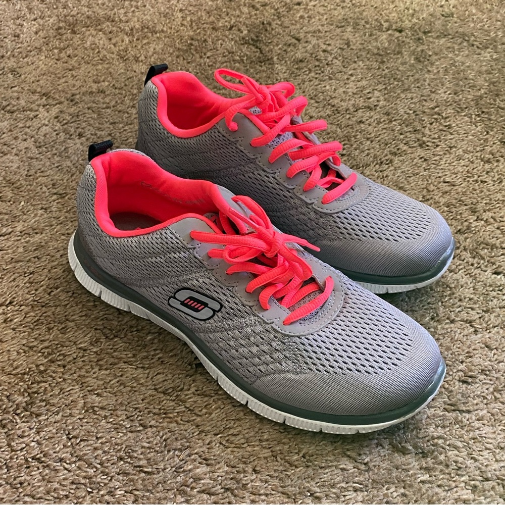 Skechers | NWOB Women’s Skech-Knit Memory Foam Sneakers